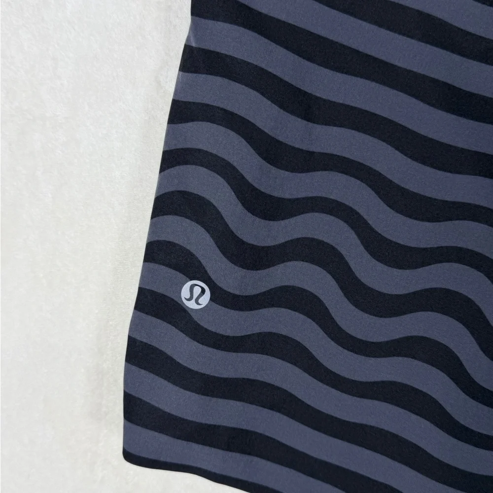 Lululemon Athletica Size Large Black and Gray Wave Pattern Men's Swim Shorts